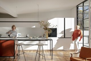 Alaina and Geraldine love to hang by the pool, host dinners, and throw dance parties. Now that their ’50s family home has been refreshed by Studio Prineas, the fun can really begin.

